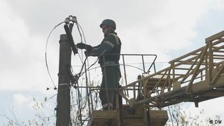 Ukraine: Frontline electricians risk lives restoring power