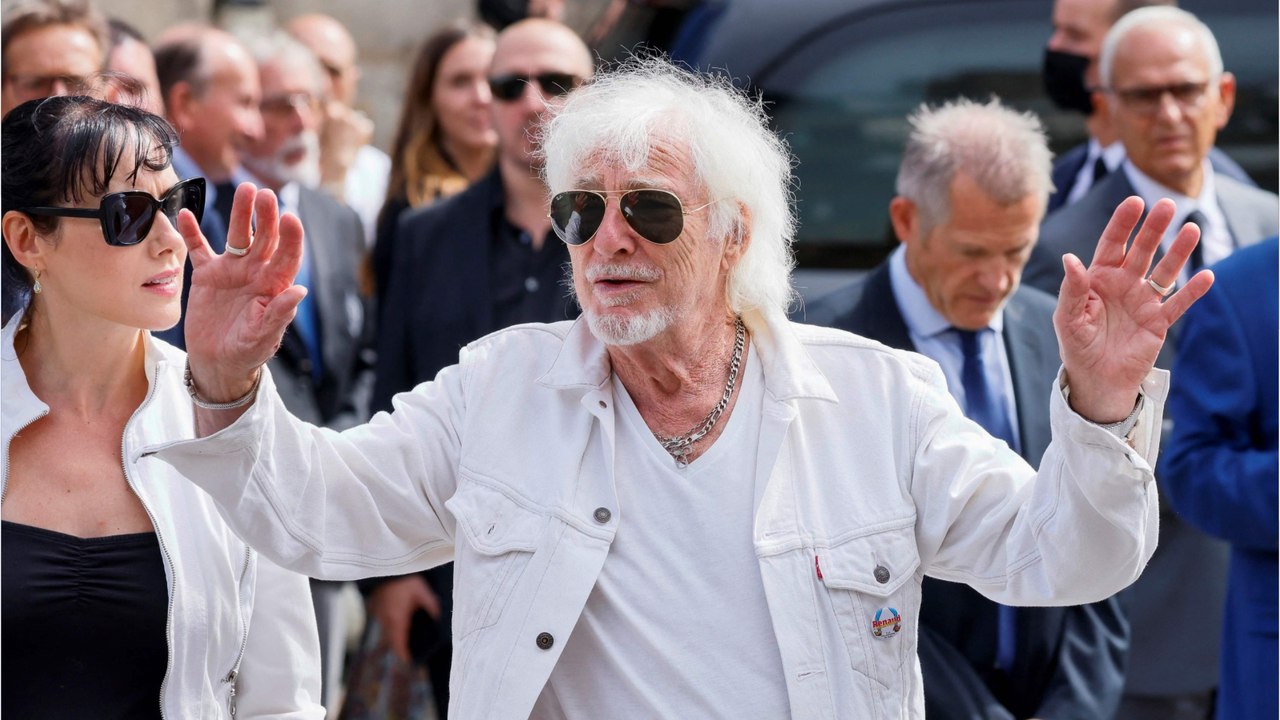 GALA VIDEO - Hugues Aufray en pleine forme à 94 ans, ce conseil des médecins qu’il suit "avec beaucoup de difficultés"