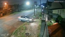 Câmera flagra carro batendo contra portão de casa no Bom Retiro