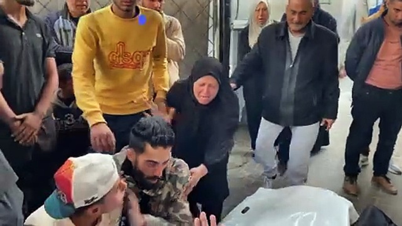 فلسطينيون يودعون أقاربهم في مستشفى في رفح