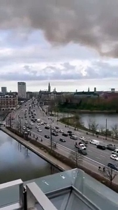 Incêndio de grande proporções atinge prédio histórico da Bolsa de Valores de Copenhague