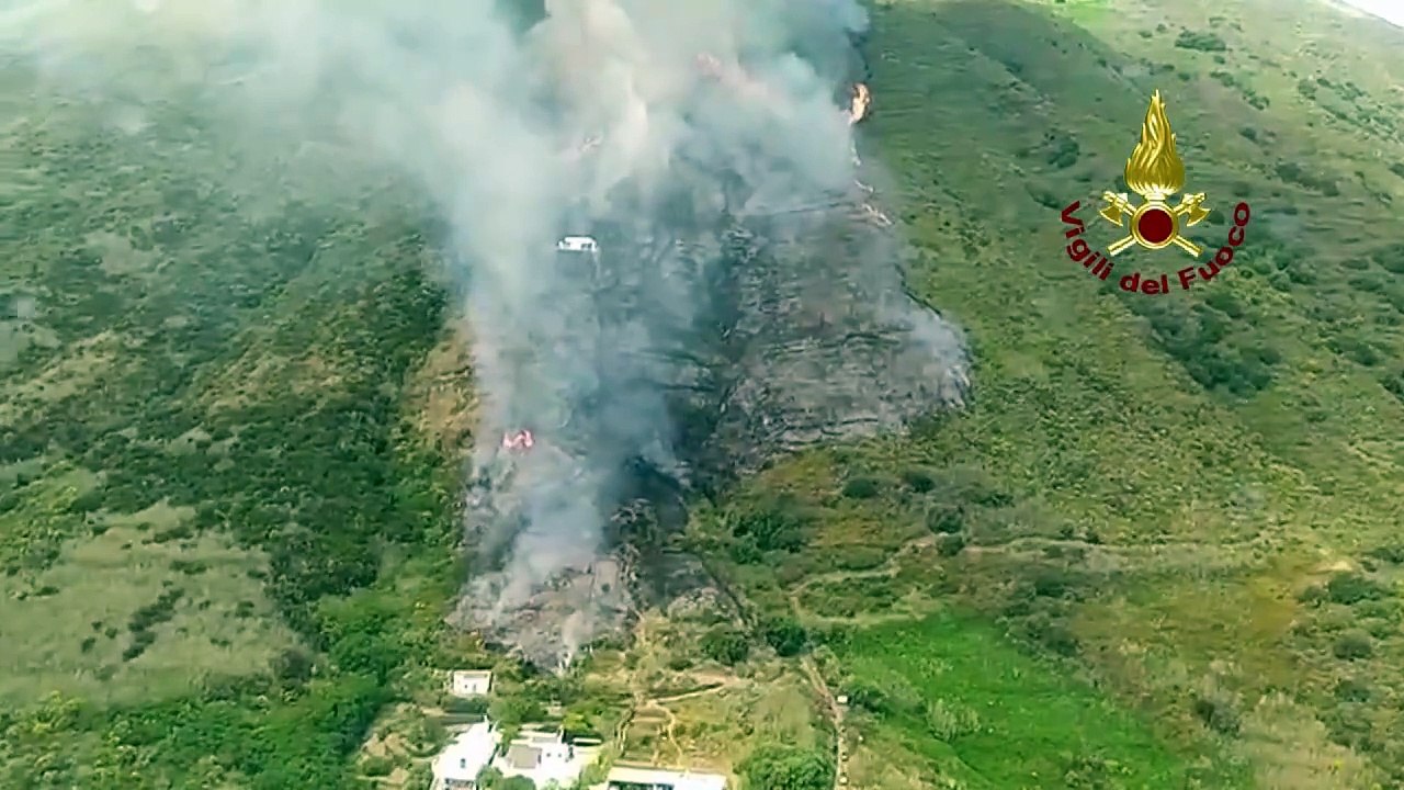 L'incendio sul set a Stromboli, 6 indagati per disastro ambientale