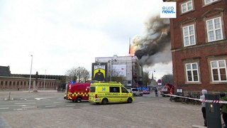 Incêndio faz colapsar pináculo de edifício histórico da bolsa de Copenhaga