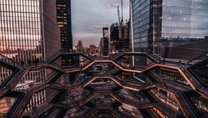 Famosa Escultura de NY Pone Redes Para Evitar Suicidios