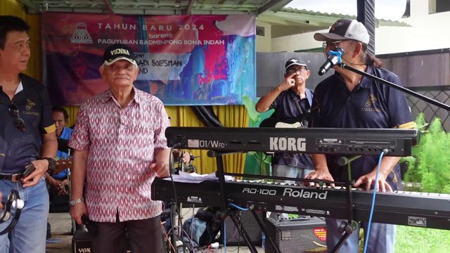 FAMOUS BEATLES SONG BY ABADI SOESMAN BAND ON BADMINPONG SPORTS COMMUNITY CONCERT