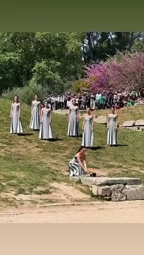 Pendant ce temps en #Grèce La #flamme des #Jeux de #Paris a été #allumée ce mardi matin, sur le site de l'antique cité d'Olympie, en Grèce et a ensuite été transmise au Grec Stefanos #Ntouskos, champion olympique d'aviron.