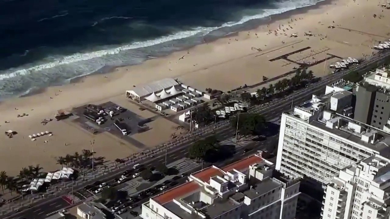 Palco do show de Madonna começa a ser erguido na Praia de Copacabana