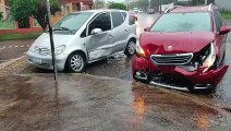 Acidente entre dois carros é registrado na Rua Machado de Assis