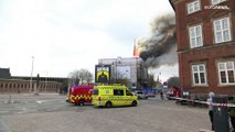 أحد أبرز المباني التاريخية في كوبنهاغن.. اندلاع حريق كبير بالبورصة القديمة في الدنمارك