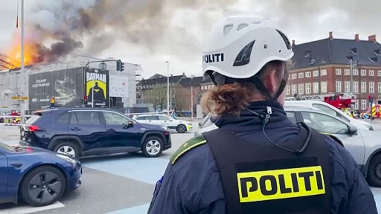 Espectacular incendio en edificio de la antigua Bolsa de Copenhague
