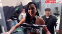Katy Perry'nin canlı yayında elbisesi koptu, şarkıcı masanın altına saklanmak zorunda kaldı