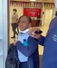Un père surprend sa fille à l'école après avoir été injustement emprisonné depuis qu'elle avait un an.