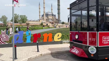 Tarihi yolculuk için nostaljik tramvay görünümlü "gezi treni"