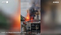 Maxi incendio alla Borsa di Copenaghen: il crollo della guglia