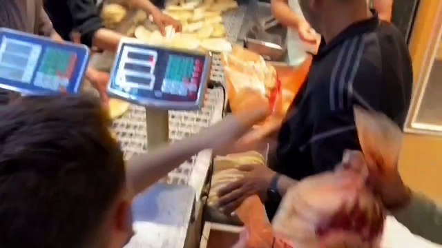 Gaza : réouverture d'une boulangerie, les familles font la queue pour du pain