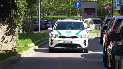 Vento forte a Milano, ramo caduto su auto in via Vidali
