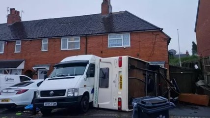 İngiltere'de şiddetli fırtına karavanı böyle devirdi