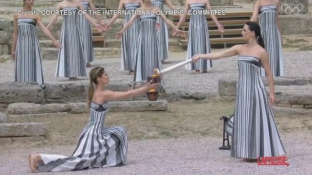 Video, Olimpiadi Parigi 2024: accesa la torcia olimpica