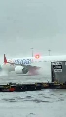 Havaalanı göle döndü, uçaklar adeta suda yüzdü