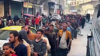 فلسطينيون ينتظرون لساعات أمام مخبز أعاد فتح أبوابه في غزة