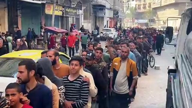 فلسطينيون ينتظرون لساعات أمام مخبز أعاد فتح أبوابه في غزة
