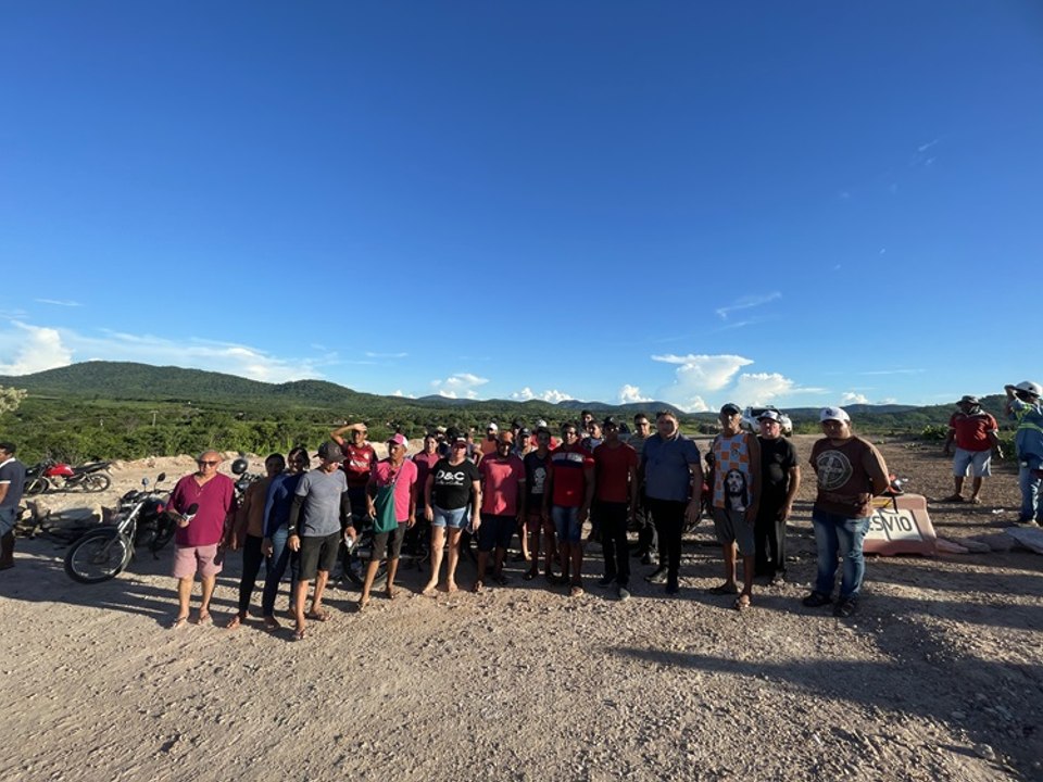 Com estrada coberta pelo rio, moradores denunciam empresa da Transposição, em Cachoeira dos Índios