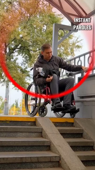 Cet homme en chaise roulante fait tomber ses affaires au sol puis reçoit un précieux soutien