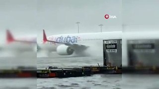 Dubai Havalimanı sular altında kaldı! Uçaklar selde güçlükle ilerledi