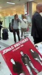 Jonas Brothers desembarcam no Brasil e atendem multidão de fãs em aeroporto
