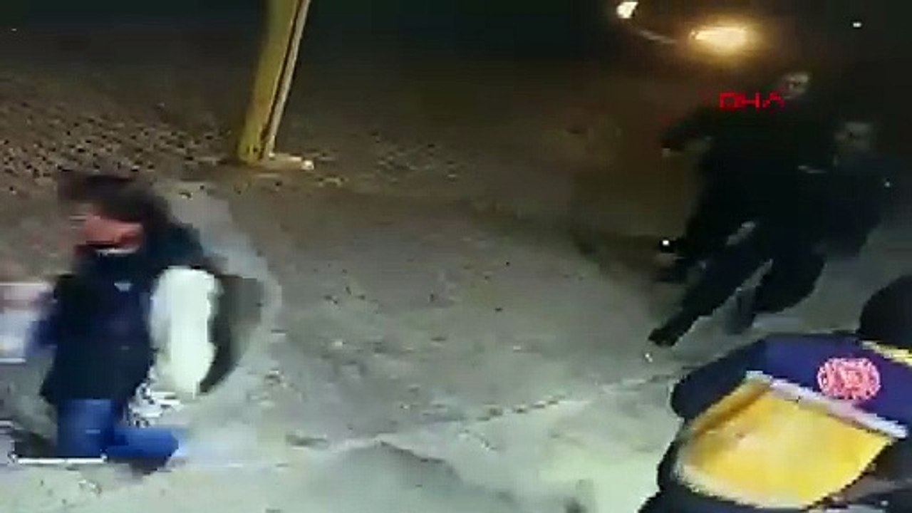Jandarma Personelinin Tartıştığı Sağlıkçıyı Isırdığı Anlar Kamerada