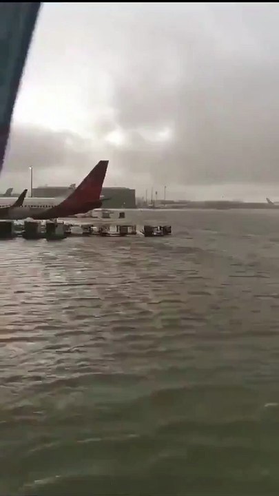 Aeropuerto de Dubái inundado