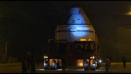 Roll out notturno per la navetta spaziale Starliner di Boeing