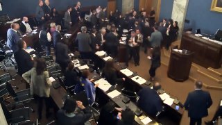 Géorgie : Un député reçoit un coup de poing au visage en plein débat au parlement (vidéo)