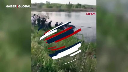 Ani manevra yapan otomobil göle uçtu