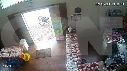 Câmera mostra momento em que dupla chega para assaltar panificadora no Alto Alegre