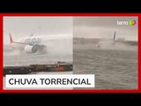 Tempestade inunda pista do aeroporto de Dubai e faz aviões trafegarem sobre a água