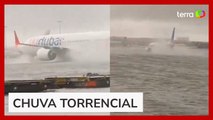 Tempestade inunda pista do aeroporto de Dubai e faz aviões trafegarem sobre a água