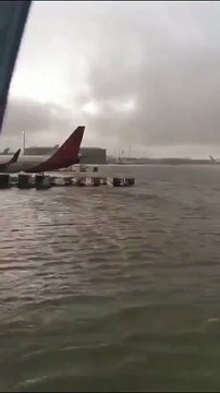 Fuertes lluvias e inundaciones paralizan aeropuertos y carreteras de Dubái