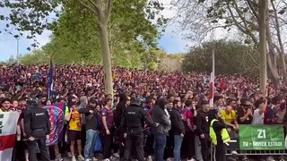 Torcedores do Barcelona hostilizam Vini Jr. antes de jogo contra o PSG