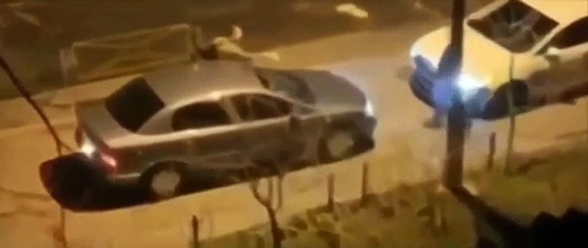 Quand 2 conducteurs se croisent sur une route étroite... petit jeu