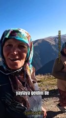 Motorla ülkemizi gezerken Uzungöl’ün orada Karadenizli teyzelerimize rastlayan motorcu hanım kız ve samimi sohbetleri 