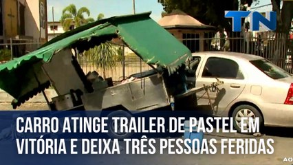 Download Video: Carro atinge trailer de pastel em Vitória e três pessoas ficam feridas