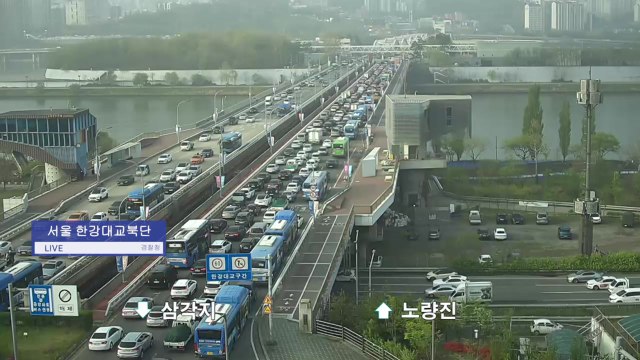 한강대교에서 남성 투신 소동...출근길 극심한 정체 / YTN