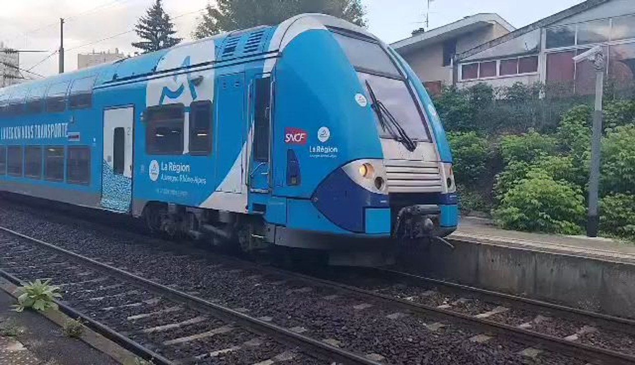 En gare de Echirolles le départ d'un TER 2N NG