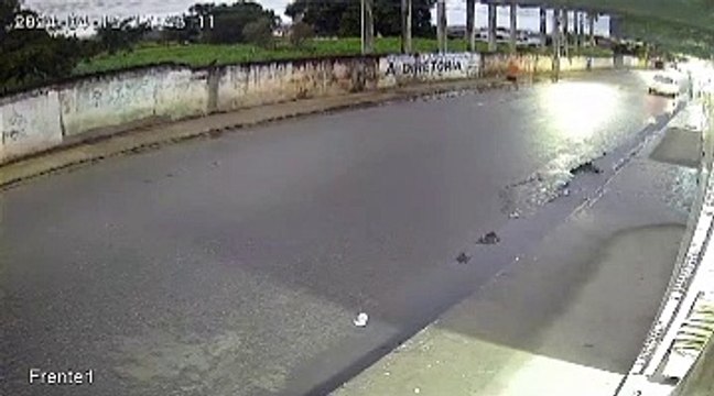 VÍDEO: Idoso é atropelado por carro em alta velocidade; motorista foge sem prestar socorro