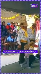 Este niño si que lleva el ritmo en la sangre.