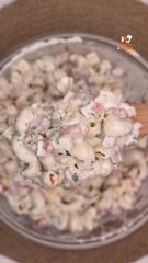 Ensalada cremosa de coditos con jamón y queso