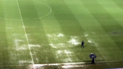VÍDEO: Funcionário tenta escorrer o excesso da água no gramado e torcida do Bahia comemora