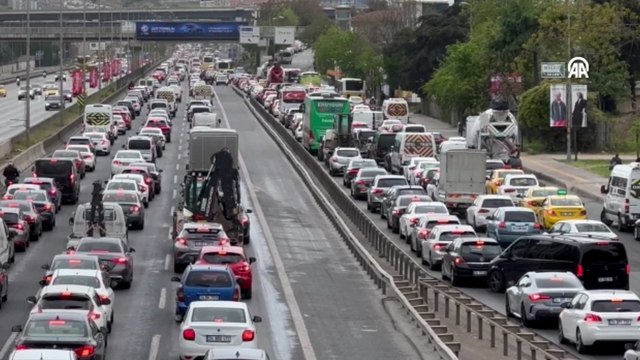 İstanbul'da sabah saatlerinde trafik yoğunluğu yaşanıyor