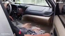 Alluvione a Dubai, auto sommerse nelle strade allagate
